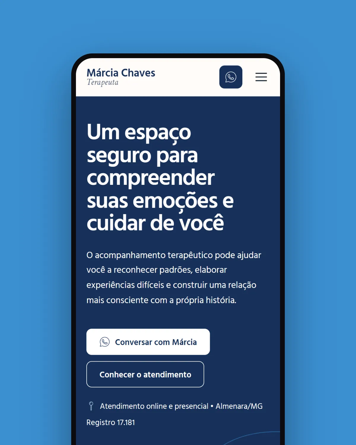 Telas da landing page de Márcia Chaves no desktop e no celular, sobre fundo azul
